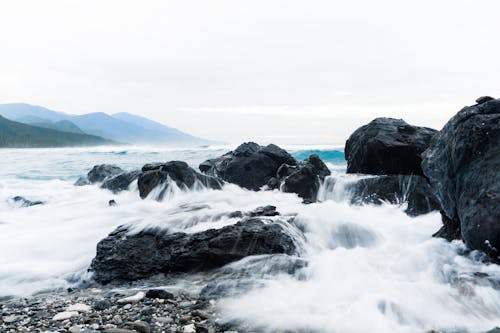 Gratis stockfoto met bij de oceaan, golven breken, keien