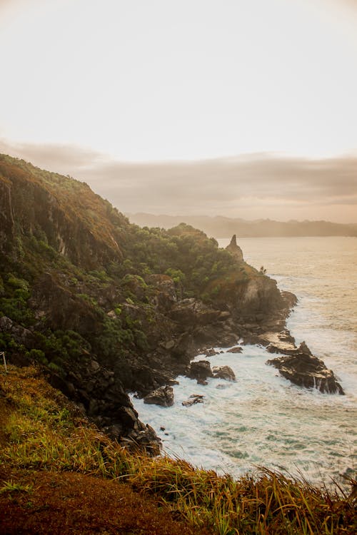 Бесплатное стоковое фото с береговая линия, геологические формации, каменистый берег