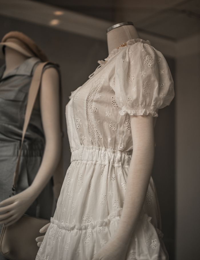White broderie-anglaise dress on a tailor's mannequin — photo by Chris F on Pexels