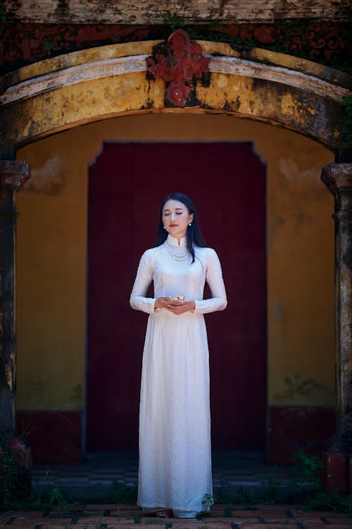 Darmowe zdjęcie z galerii z azjatycki, biała sukienka, kobieta