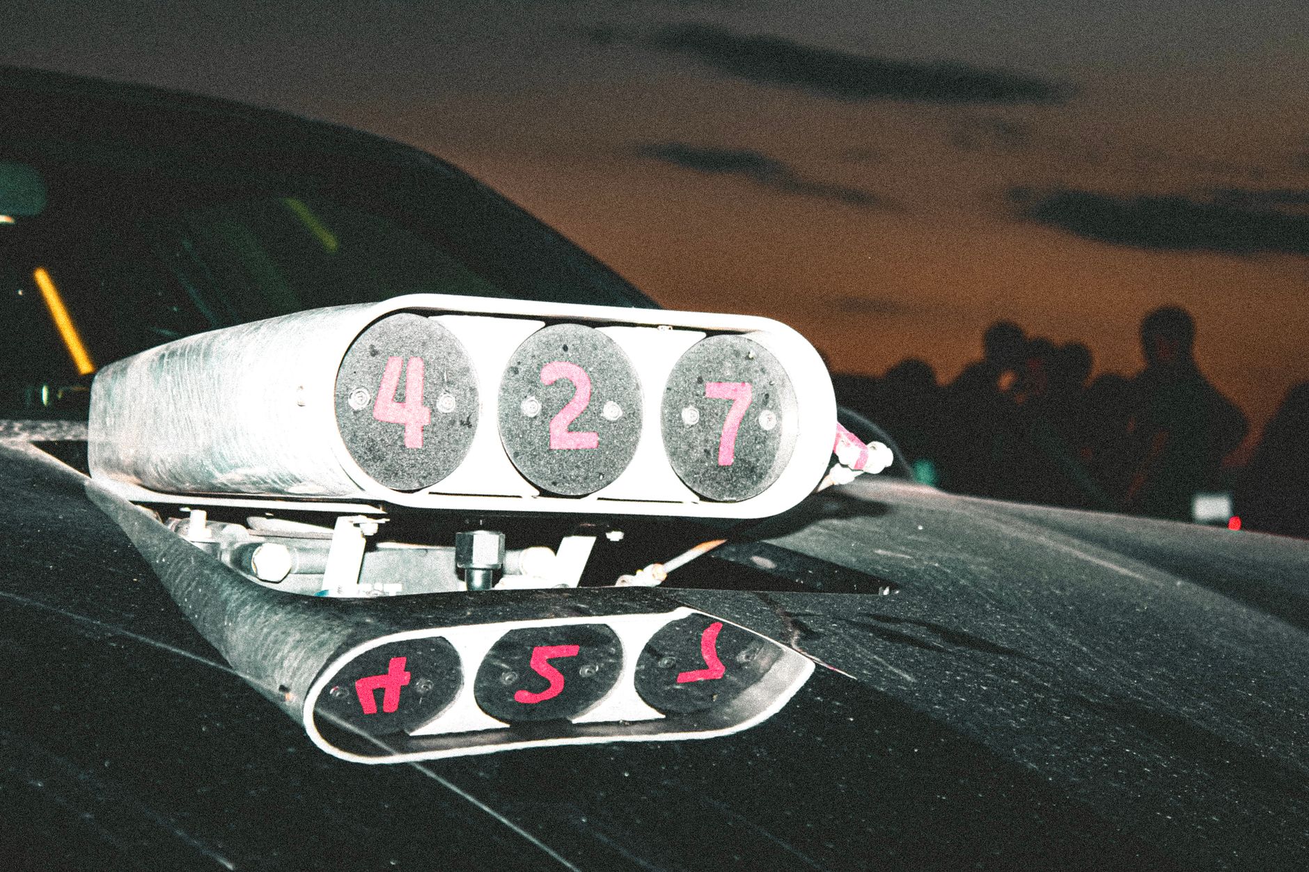 Gece yarışında drag otomobili ve pist