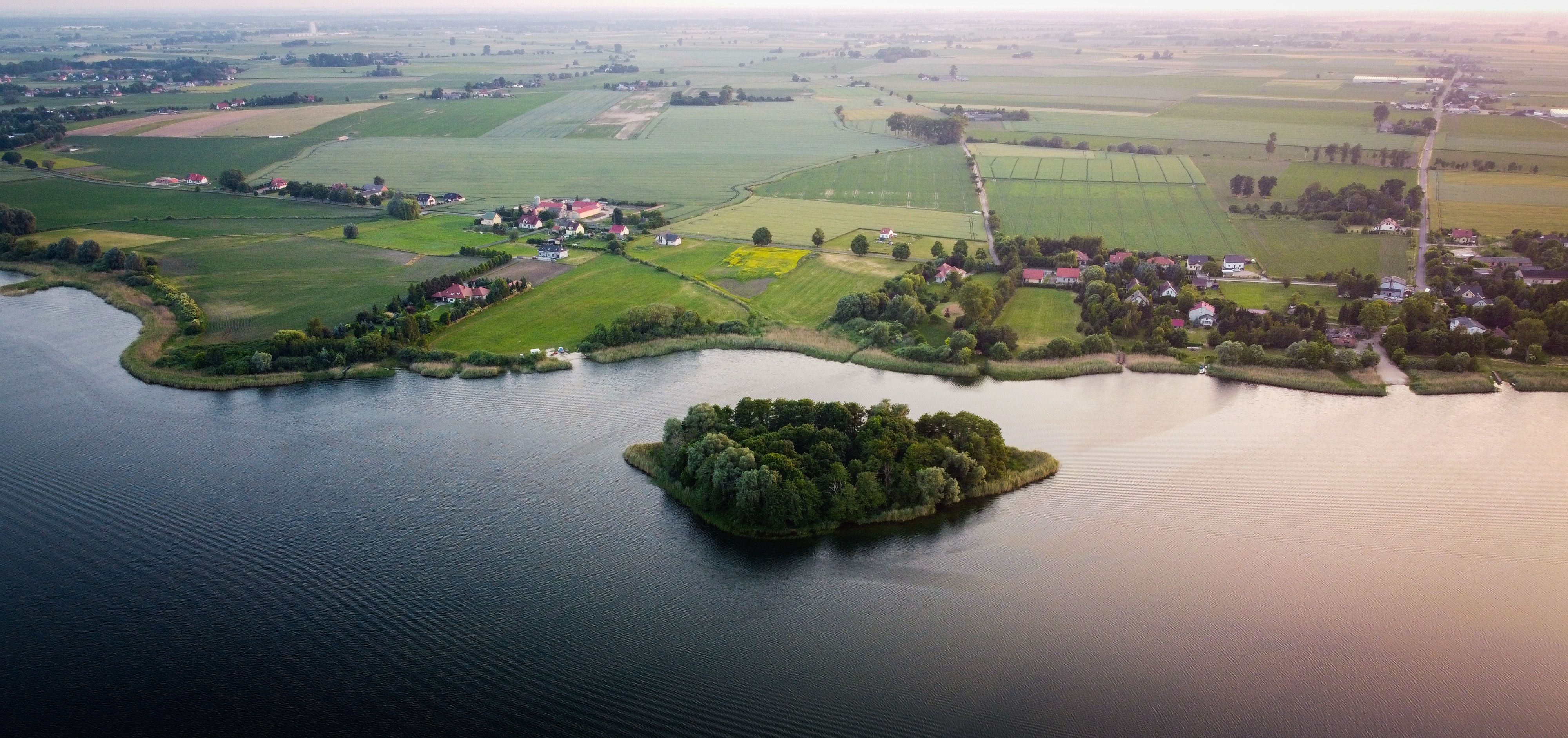 An aerial view of a large house on the water · Free Stock Photo