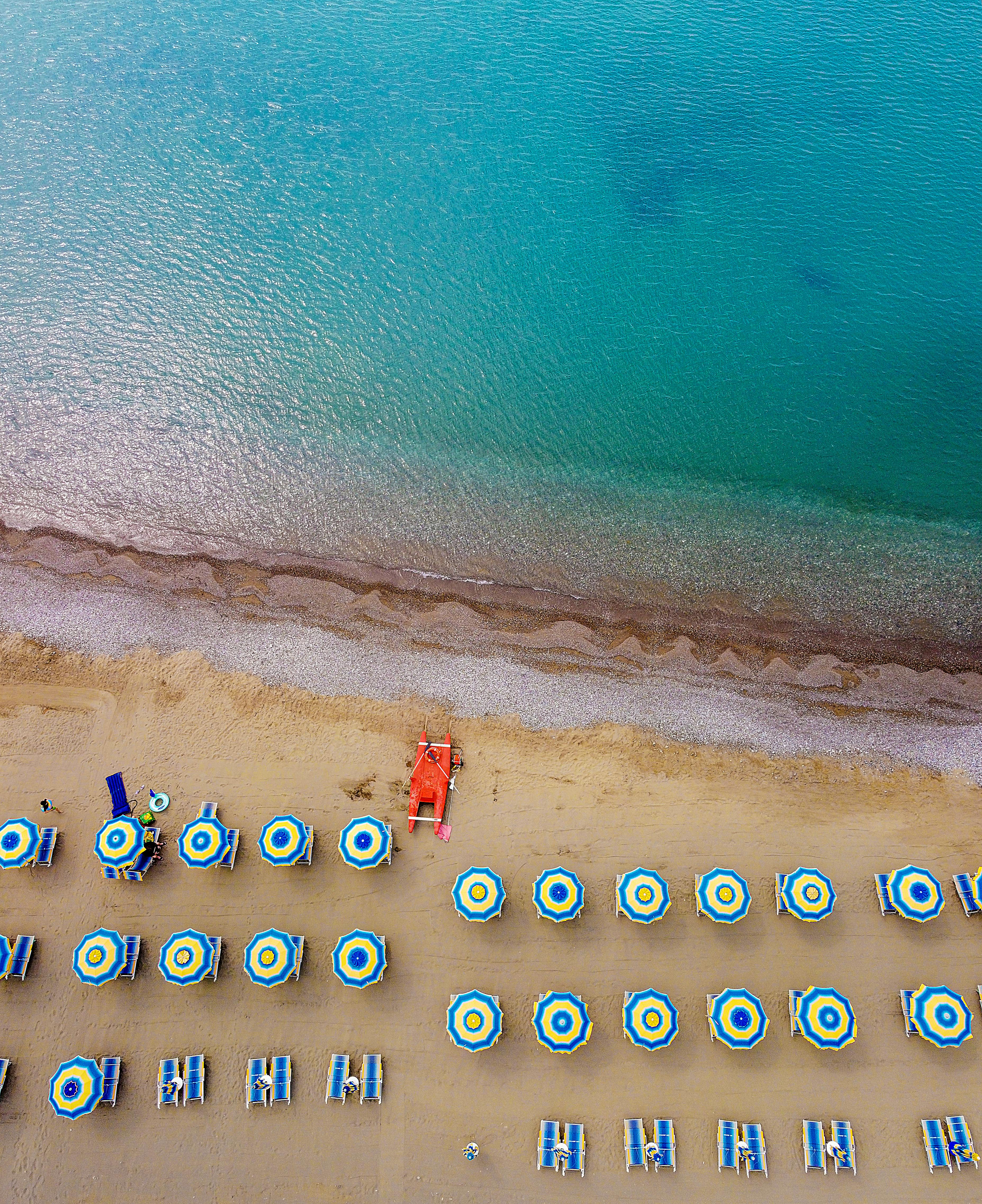 Top View of Beach Umbrellas on the Shoreline · Free Stock Photo