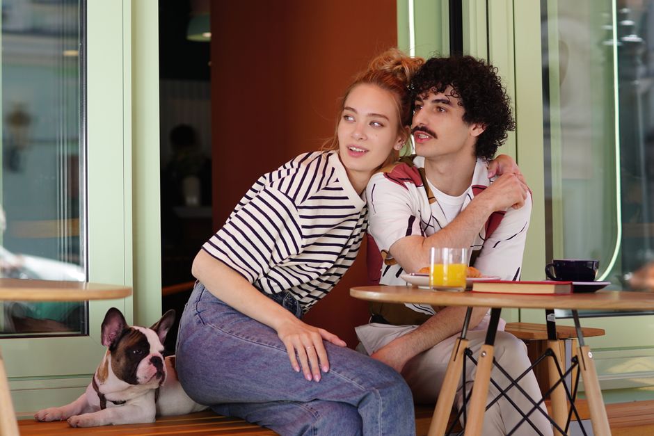 Casal em café com Bulldog Francês