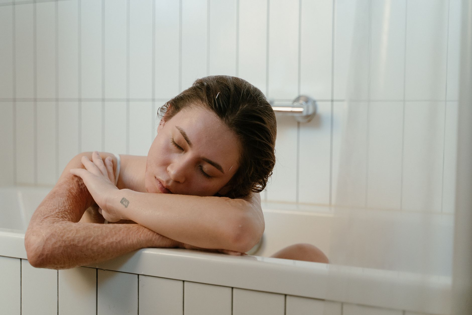 Hydrotherapy at home: how water heals your body and mind