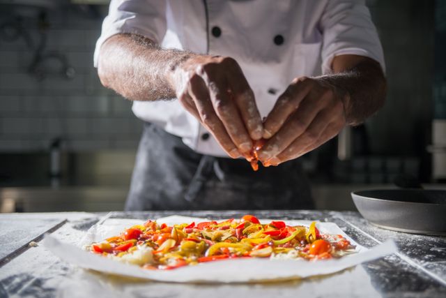 Chef finalisant la présentation d'un plat dans la cuisine d'un restaurant