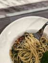 用令人垂涎欲滴的特写镜头，捕捉品尝一叉子美味香草意大利面的瞬间
