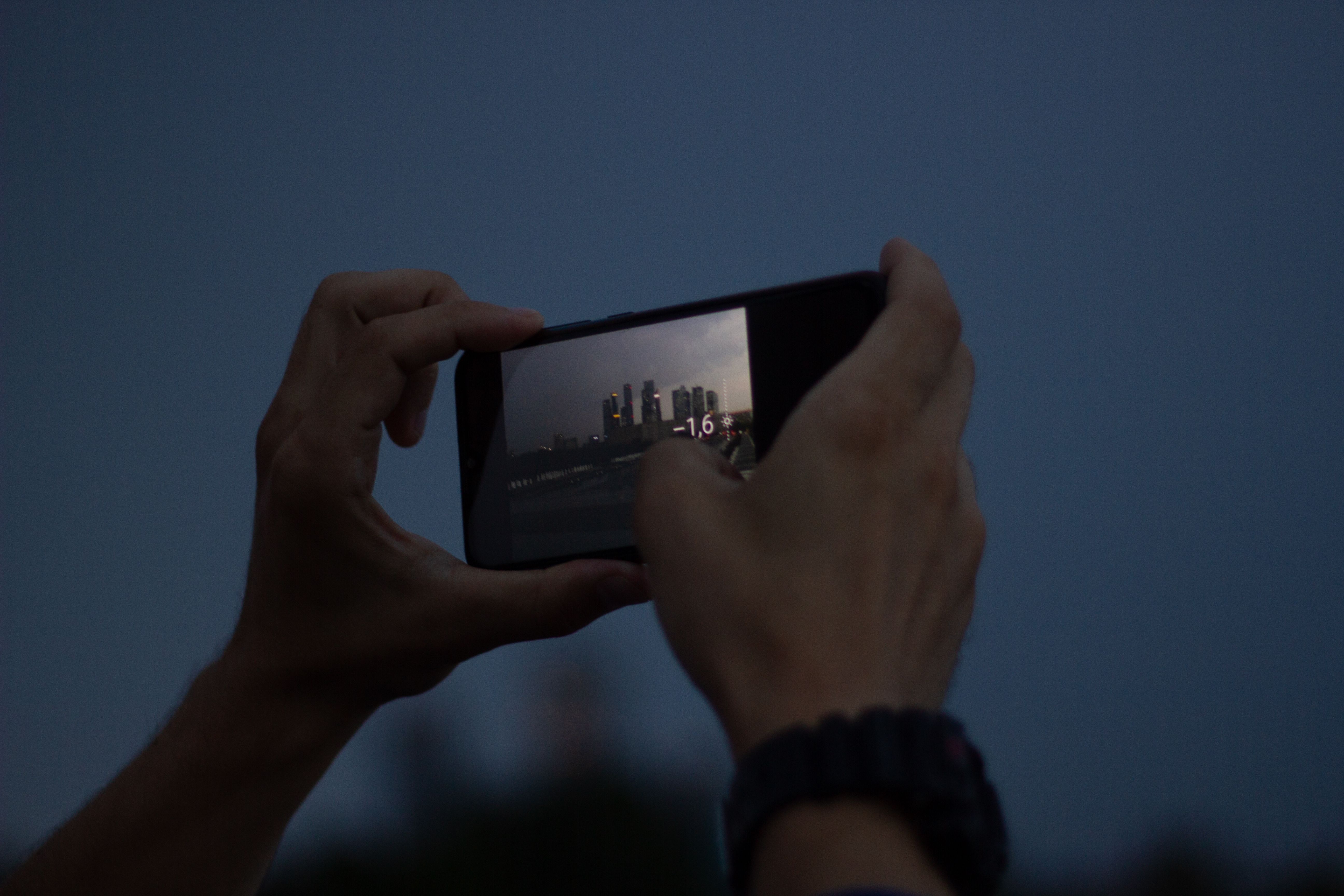 Utilisation d'un smartphone dans une métropole malaisienne