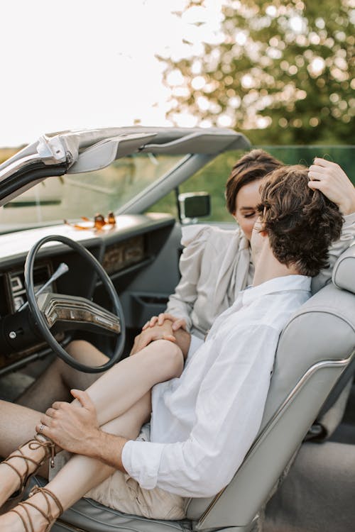 Fotobanka s bezplatnými fotkami na tému auto, blízkosť, bozkávanie