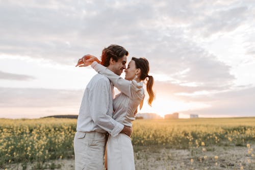 Gratis lagerfoto af ansigt til ansigt, blomstermark, forelsket