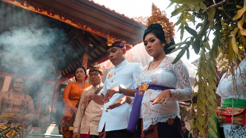 Free Balinese wedding ceremony showcasing traditional clothing and rituals in a vibrant setting. Stock Photo