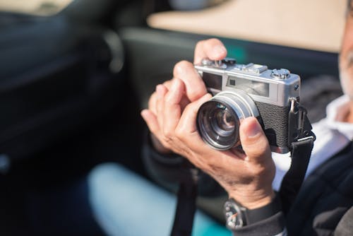 Fotobanka s bezplatnými fotkami na tému dômyselný prístroj, držanie, fotoaparát