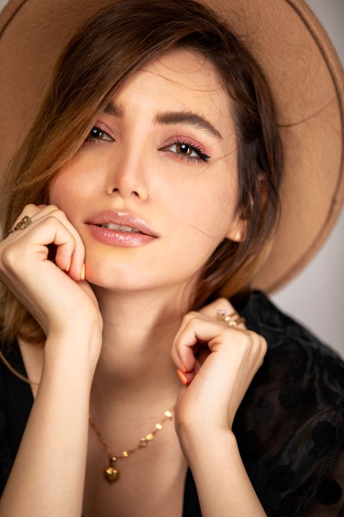 Free Close-up portrait of a fashionable woman wearing a hat and jewelry. Stock Photo
