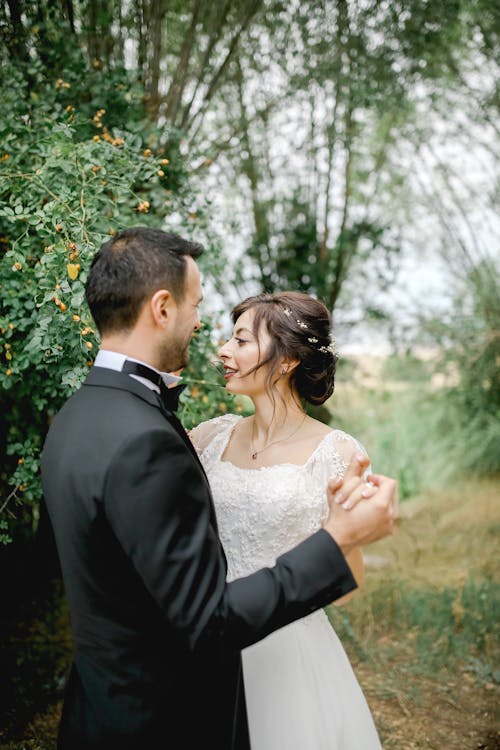 Foto profissional grátis de árvores, casado, casal