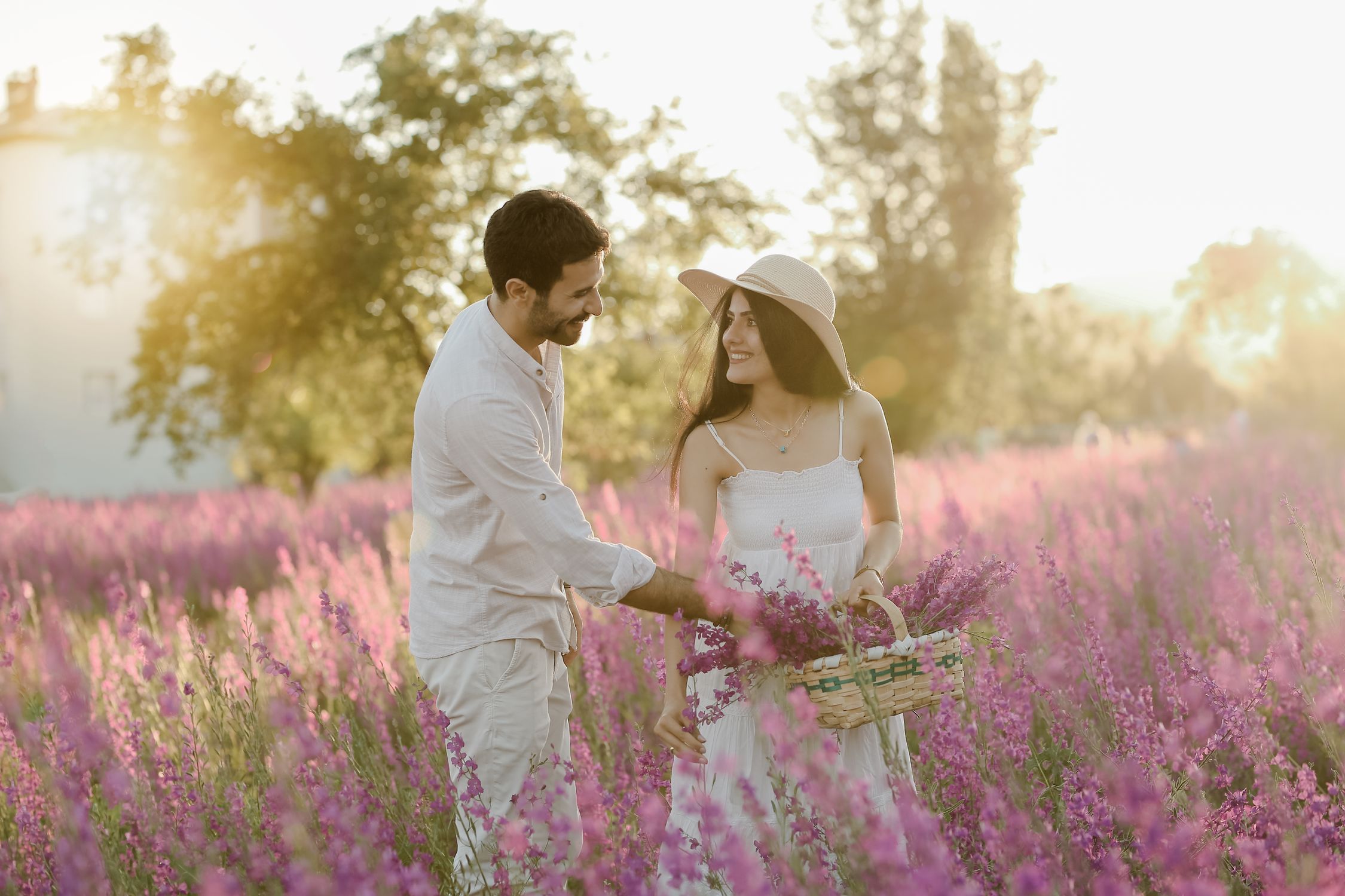 Casal desfrutando momento romântico em campo de lavanda, simbolizando a sensibilidade olfativa e atração.