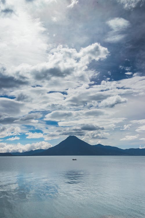 Free Lake View Under the Cloudy Sky Stock Photo