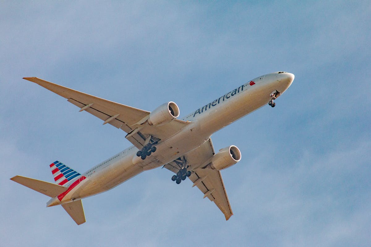 Amerikanskt flygplan kraftigt skadat i attack