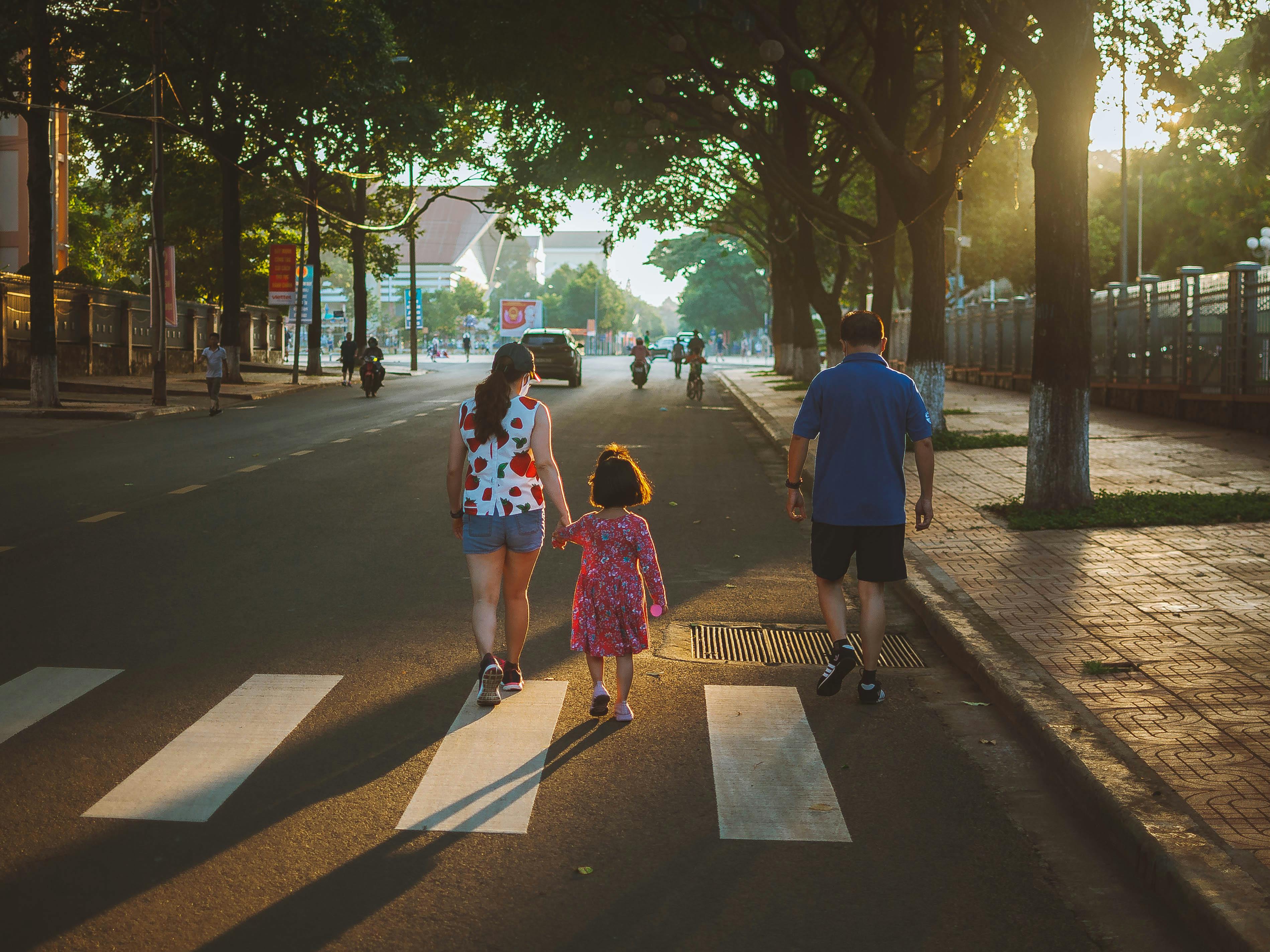 Better integrating walking and public transport is key to enhance active mobility, shows UN policy brief — Photo by Dmax Tran
