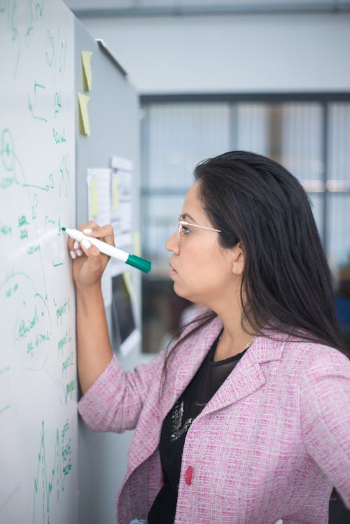 Fotos de stock gratuitas de escribiendo, lugar de trabajo, mujer