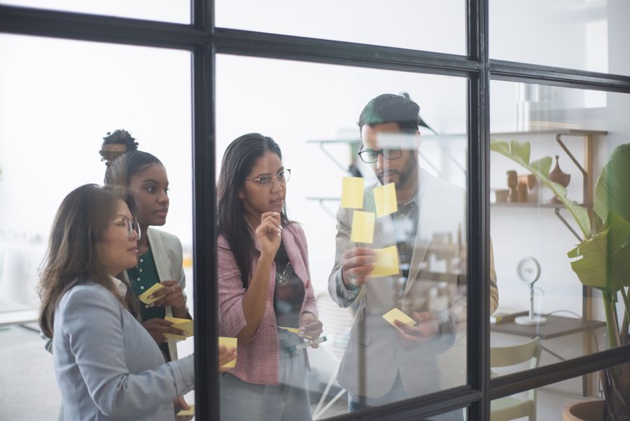 Equipo de una empresa en crecimiento planeando