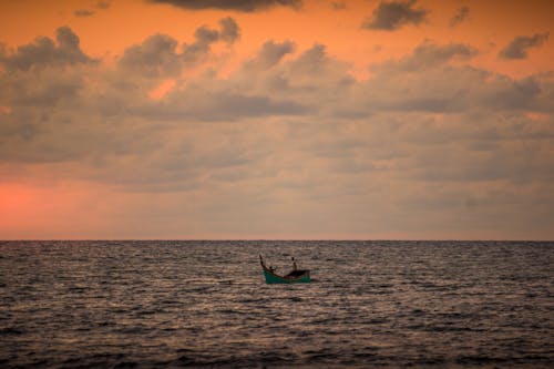Bezpłatne Darmowe zdjęcie z galerii z horyzont, łódź, morze Zdjęcie z galerii