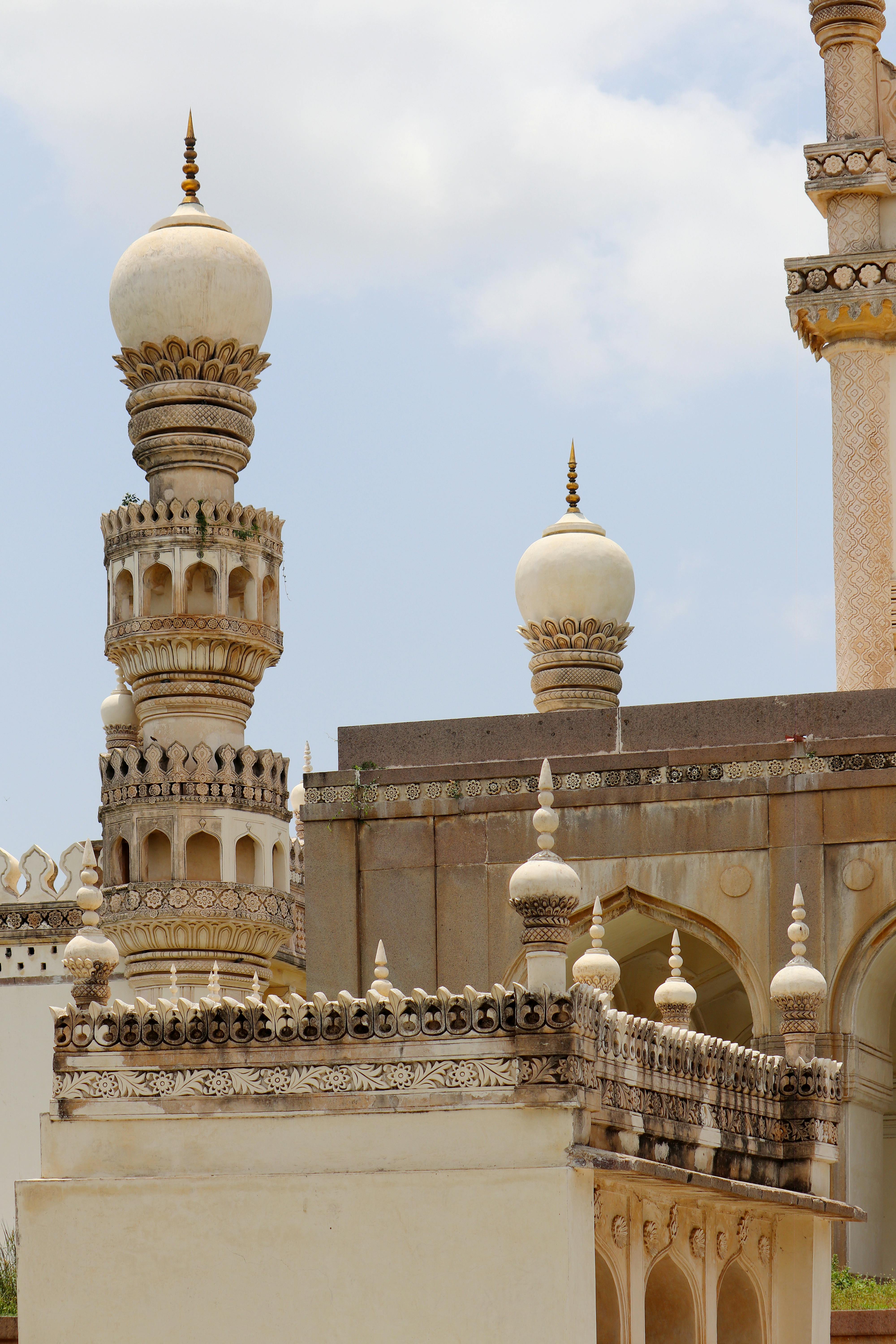 Brown Concrete Building · Free Stock Photo