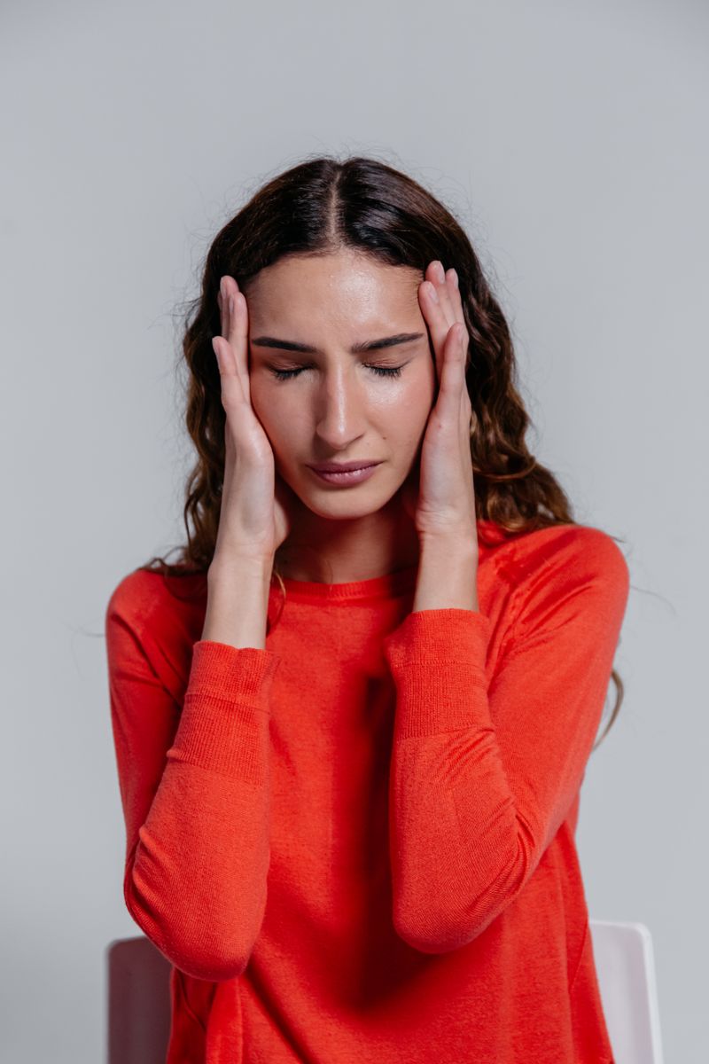 O tabu do burnout materno e a pressão extrema da maternidade que leva ao esgotamento mental invisível, desmistificando o falso peso da culpa.
