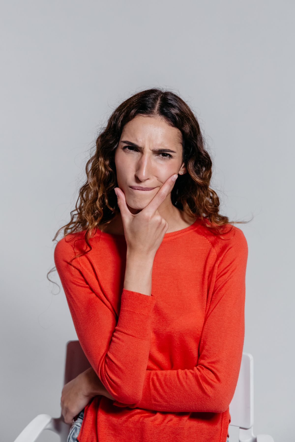Persona reflexionando sobre una decisión de salud