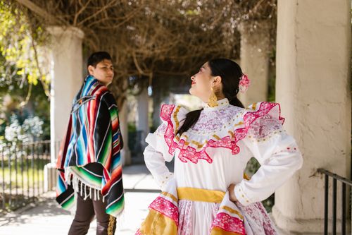 Free A couple in vibrant traditional clothing, celebrating Mexican culture outdoors. Stock Photo