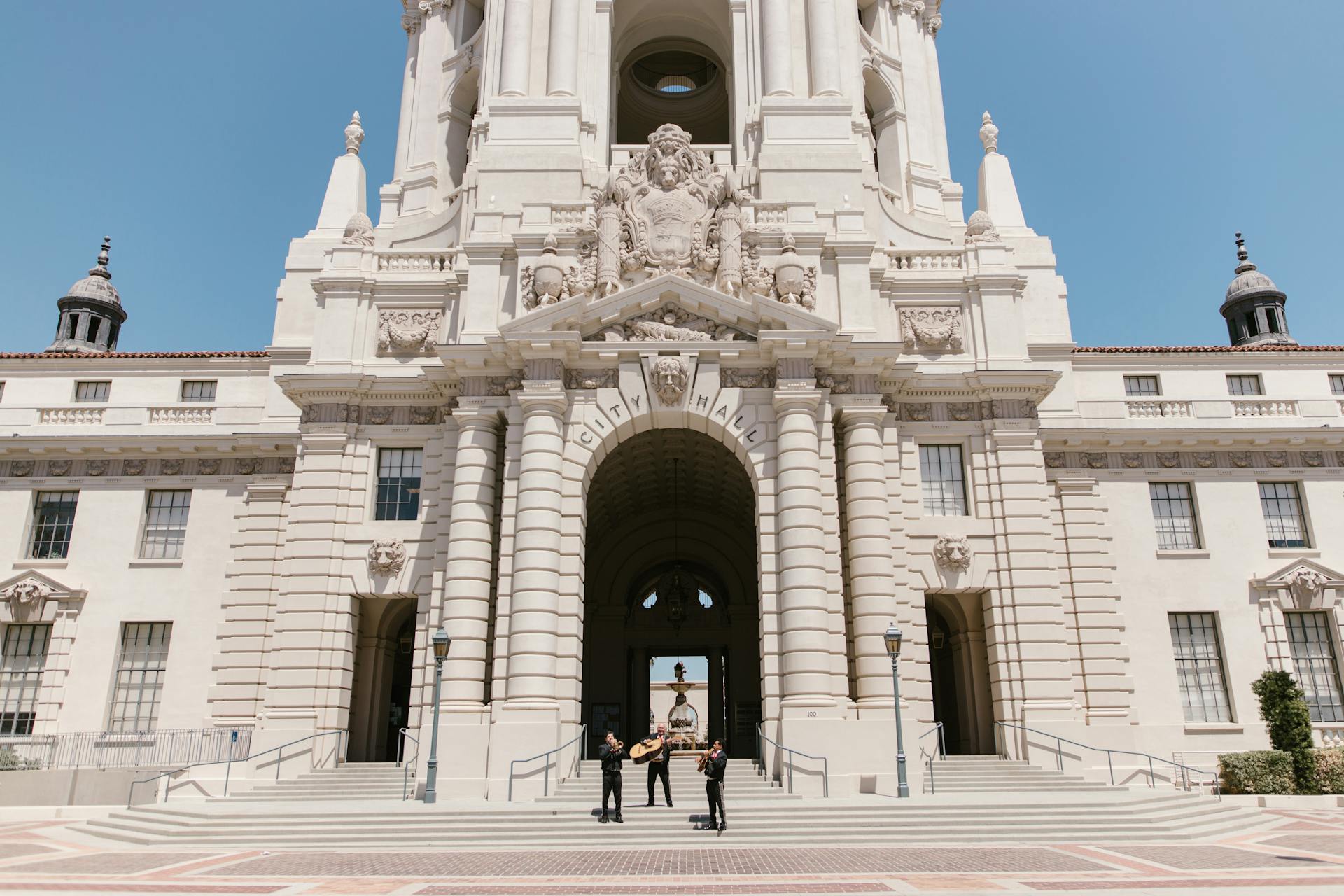 Mariachi-bandet spelar framför stadshuset i Pasadena