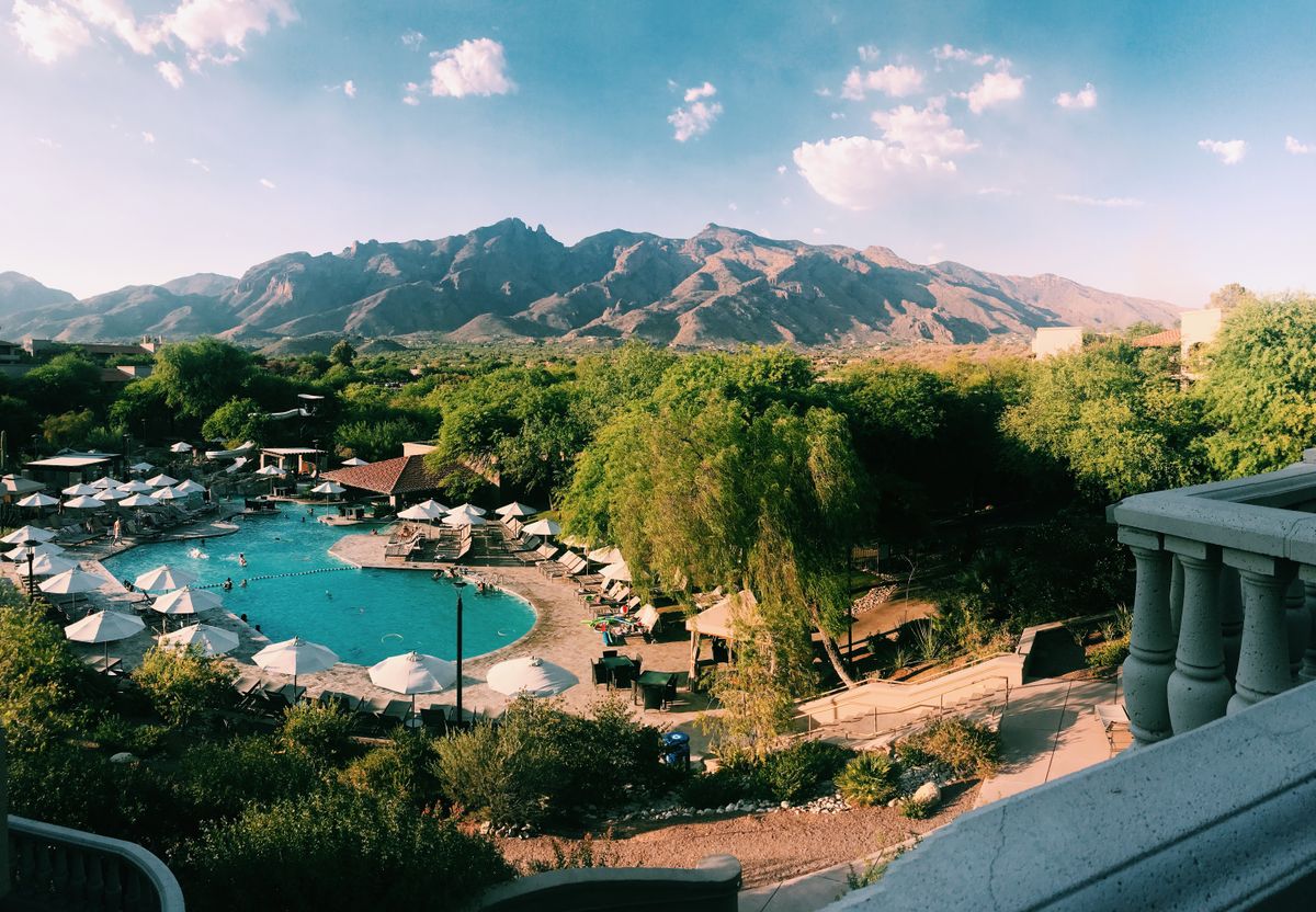 Hotel Telaga Sarangan dengan pemandangan gunung