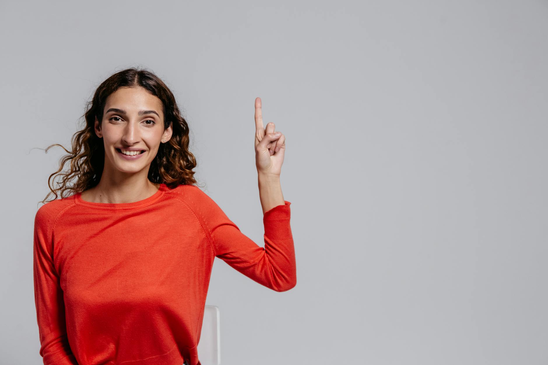 شعر قصير نصائح حول كيفية جعل شعرك القصير يبدو مظهرة رائعا 7 https://www.pexels.com/photo/a-woman-in-red-long-sleeve-shirt-8638232/