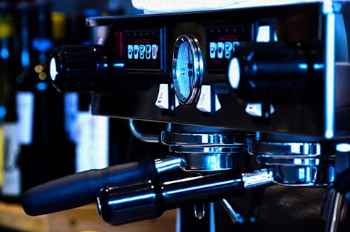 бесплатная черно серая кофеварка в фотографии крупным планом Стоковое фото
