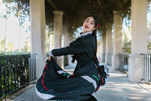 Siyah Flamenko Elbisesi Dans Eden Kadın