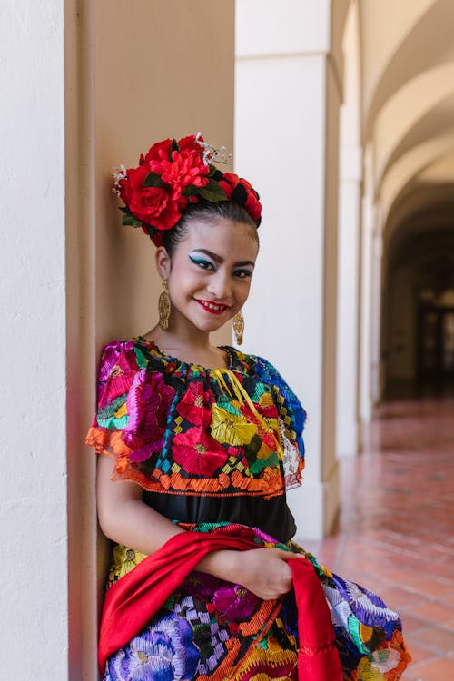 Free A Woman Smiling at the Camera Stock Photo