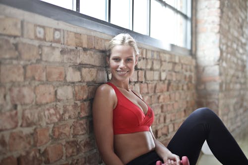 Mujer Vestida Con Sujetador Deportivo Rojo Y Pantalón Negro