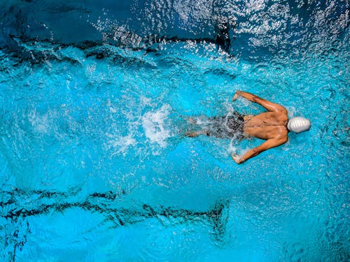 grátis Pessoa Nadando Na água Foto profissional