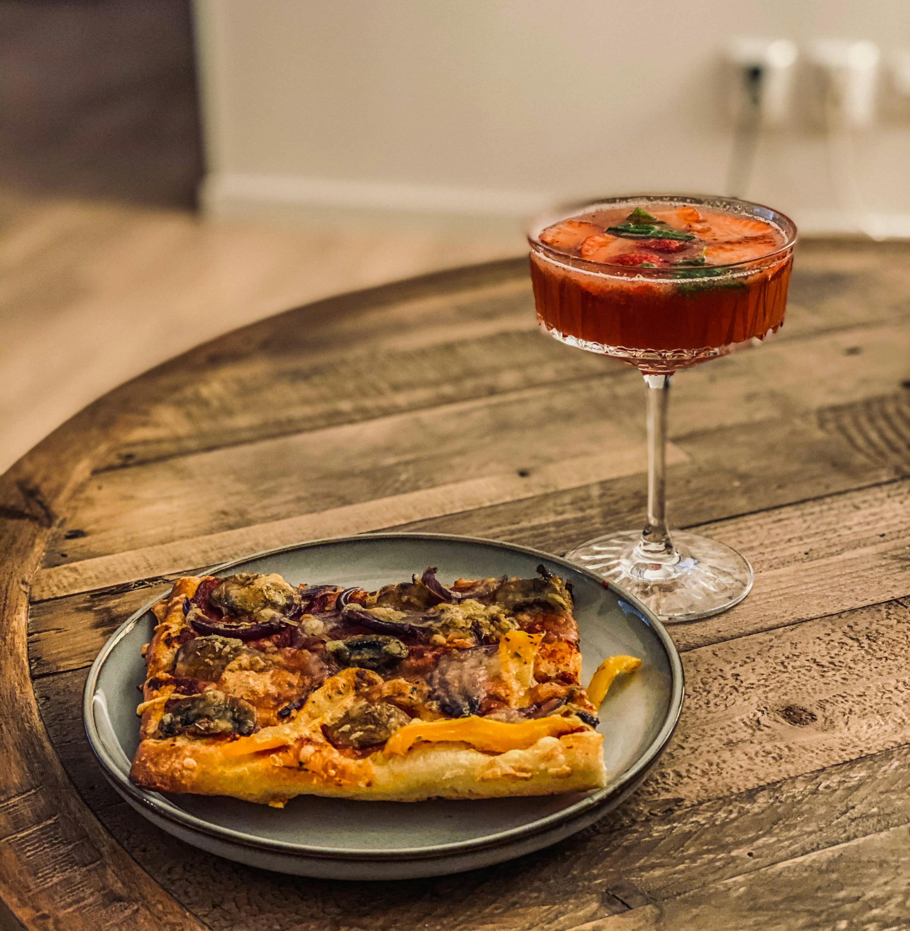 Physiotherapeutin hilft Patientin bei Übung