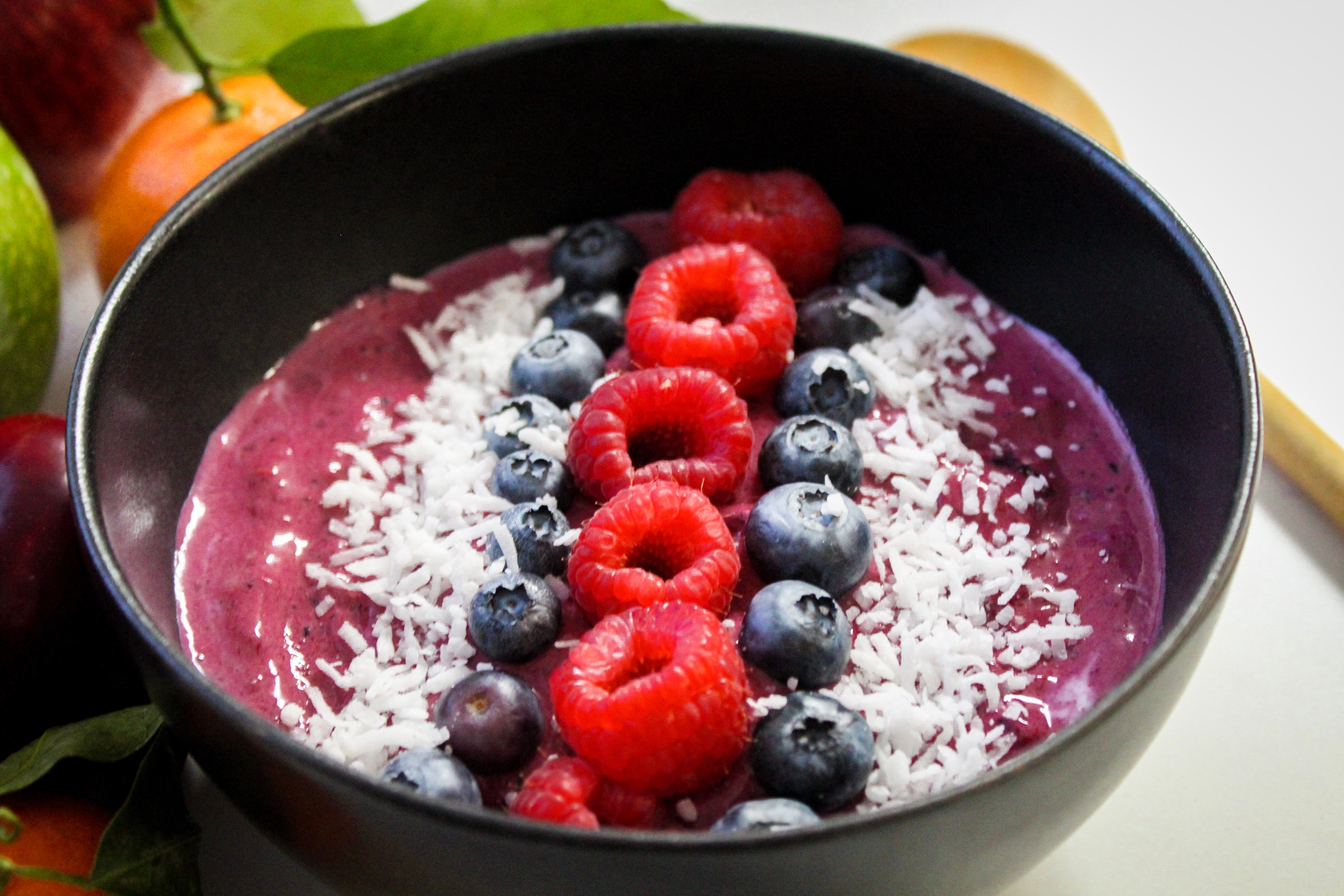 Bowl de açaí artesanal com frutas e granola — foto de exemplo