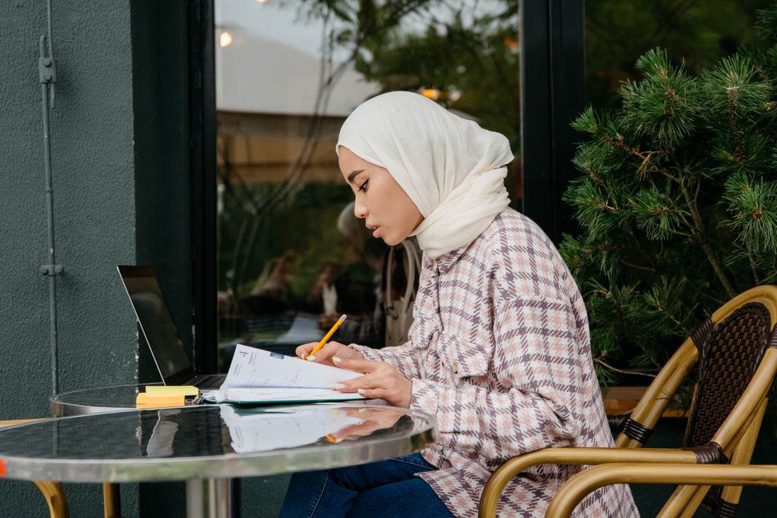Peserta berhijab mengerjakan tes TOEFL online dari laptop