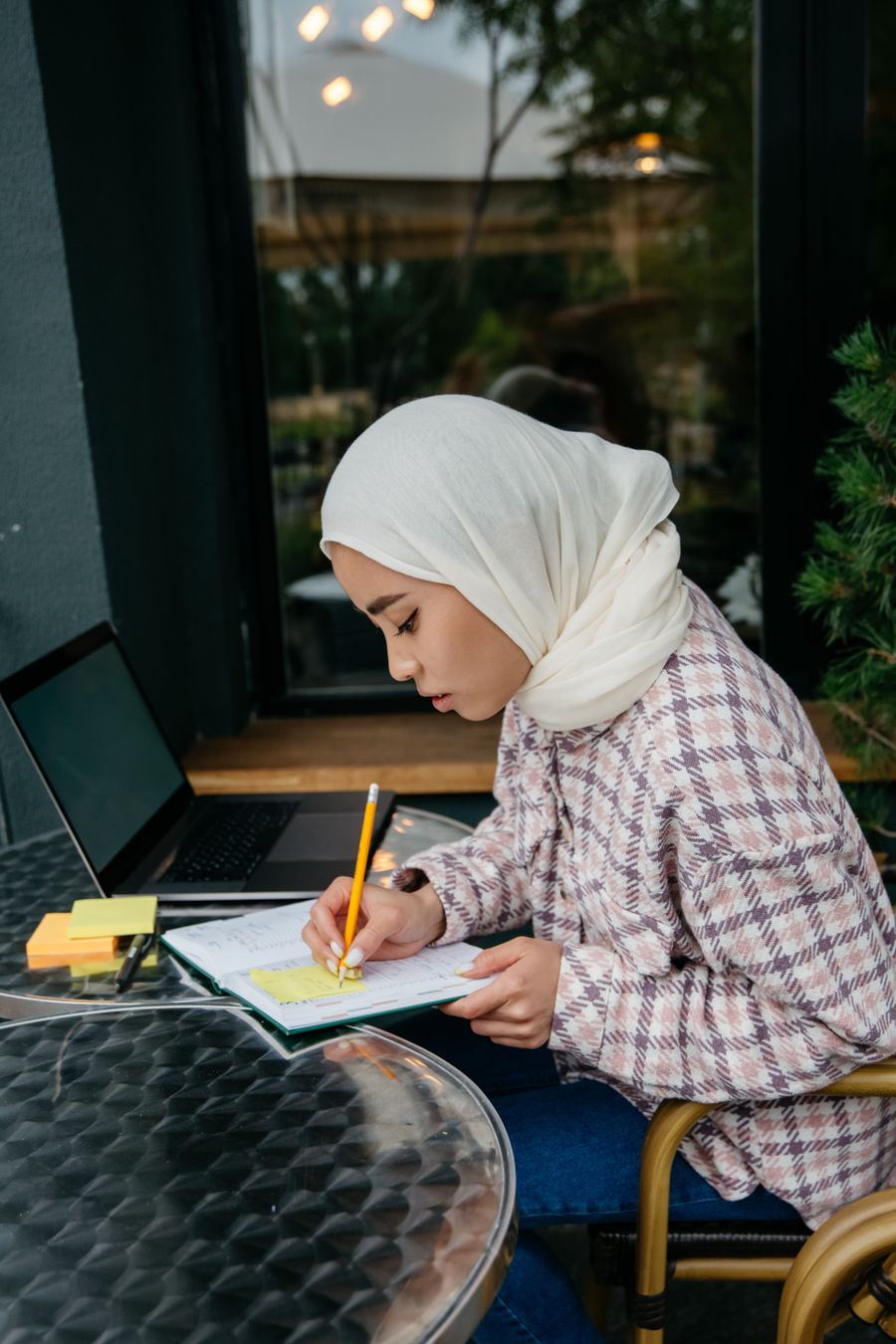 Peserta berhijab mengerjakan soal TOEFL dari laptop