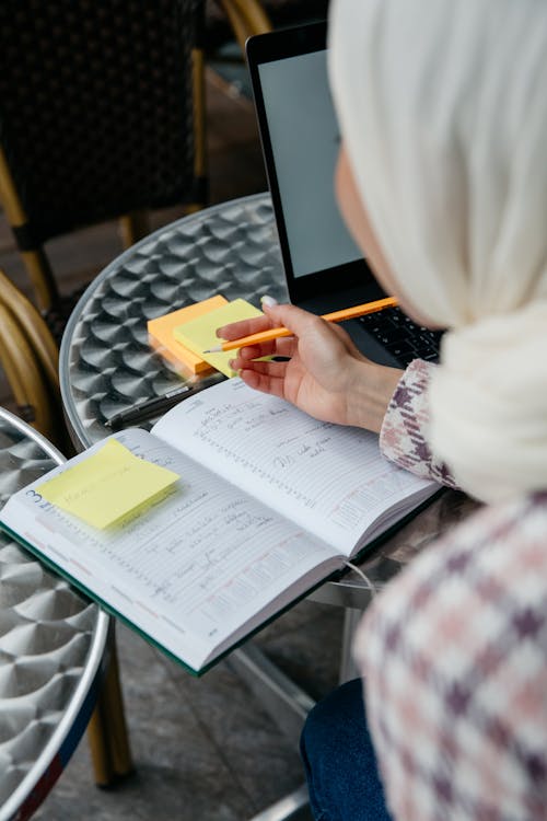 Foto stok gratis buku agenda, jilbab, kaum wanita