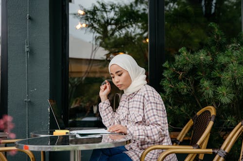 Gratis lagerfoto af arbejder, café, hijab