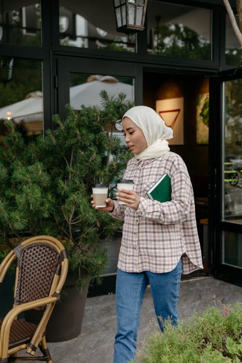 Darmowe zdjęcie z galerii z hidżab, jednorazowe kubki, kawiarnia