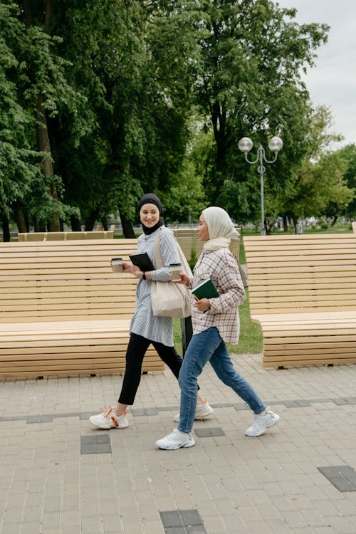 Ilmainen kuvapankkikuva tunnisteilla hijabs, hymyily, kävely