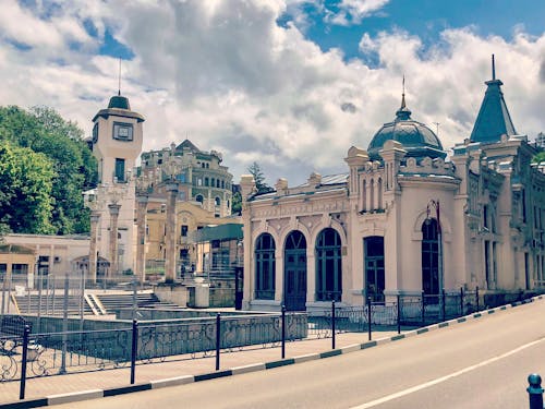 Kostenloses Stock Foto zu gebäude hintergrund, schöner himmel, кисловодск