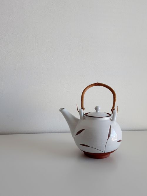 Free Simple white ceramic teapot with bamboo handle on a clean background offers a touch of elegance and tranquility. Stock Photo