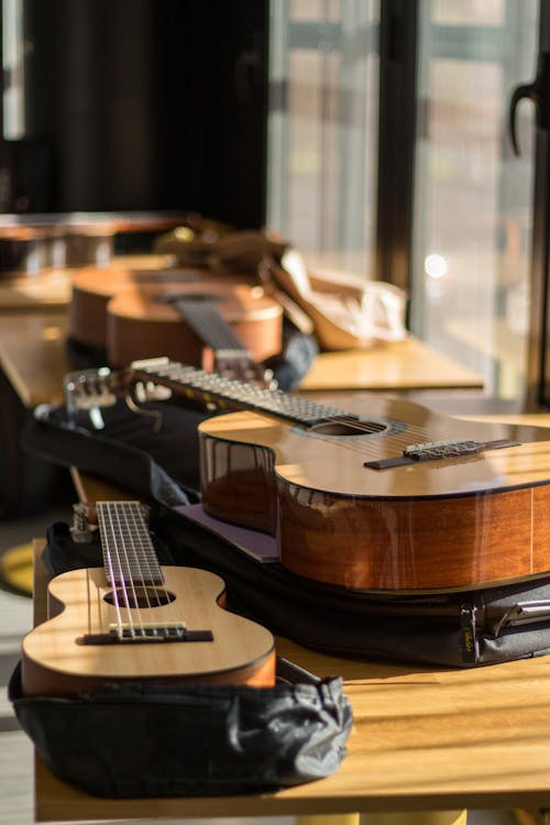 akustik gitarlar, dikey atış, masa içeren Ücretsiz stok fotoğraf