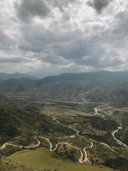 Darmowe zdjęcie z galerii z białe chmury, dolina górska, droga nieutwardzona