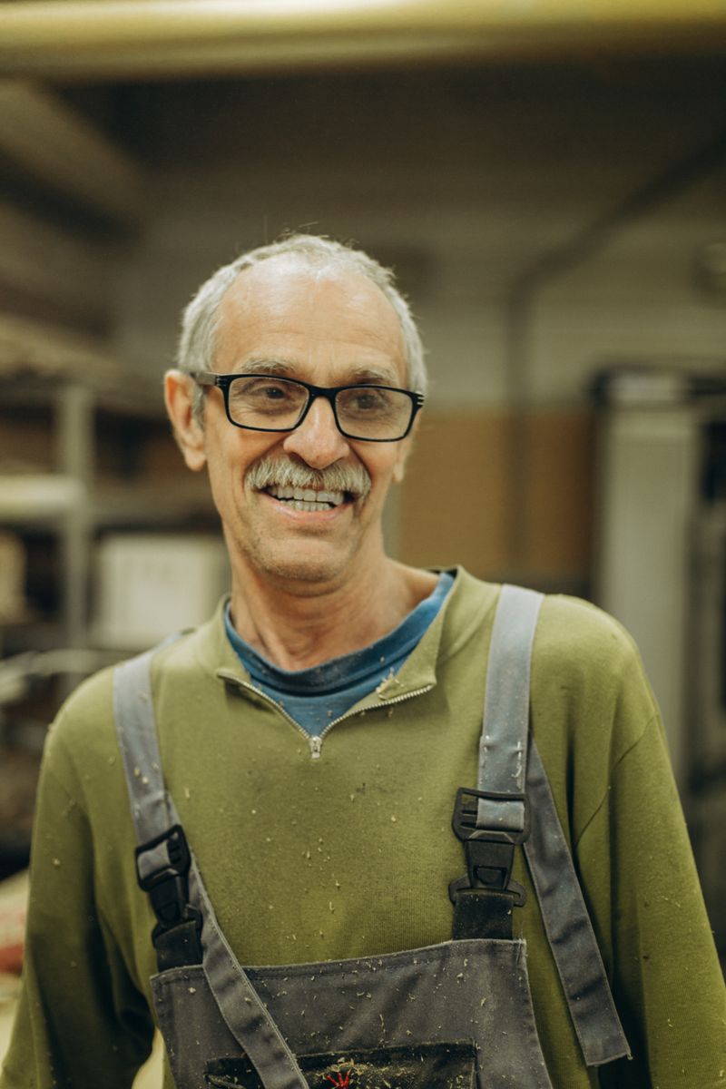Técnico independiente sonriendo en su espacio de trabajo